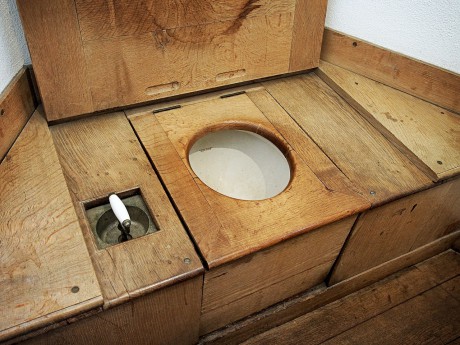 15 dřevěný suchý záchod