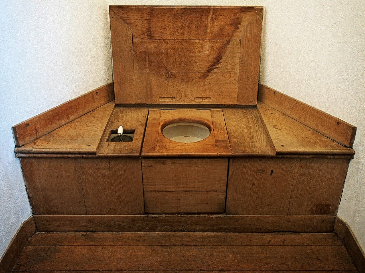 16 dřevěný suchý záchod 